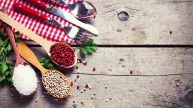 Kırmızı ve beyaz biber ve deniz tuzu 