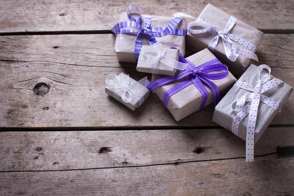 Boîtes cadeaux enveloppées avec cadeaux — Photo