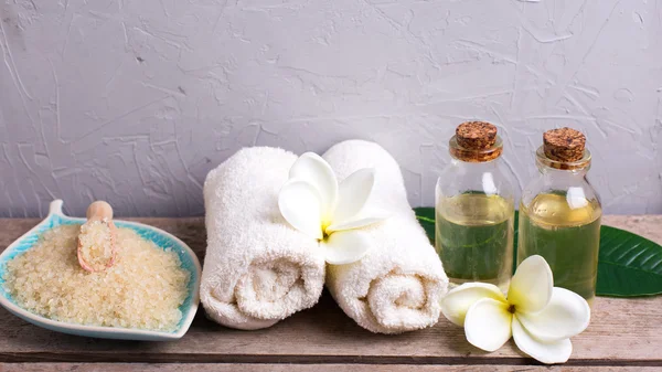 Sea salt with towels and bottles with oil — Stockfoto