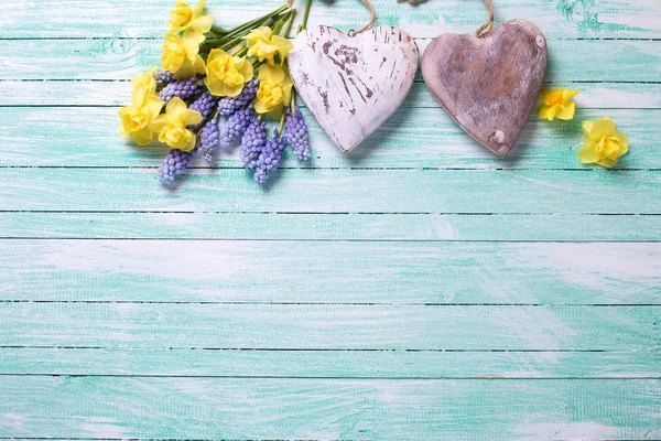 Dekoracyjne serca i wiosenne kwiaty — Zdjęcie stockowe