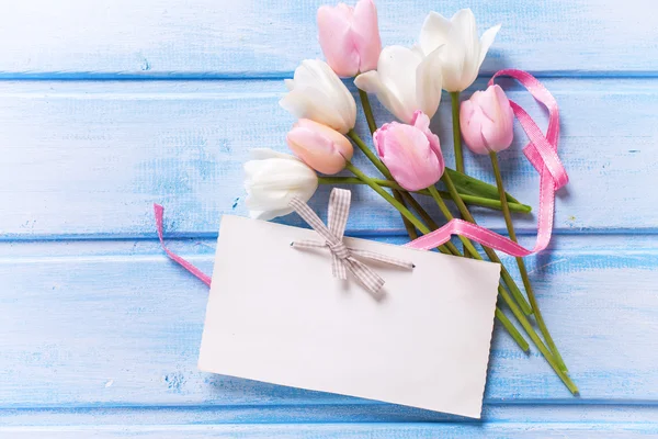 Lente tulpen en lege tag — Stockfoto