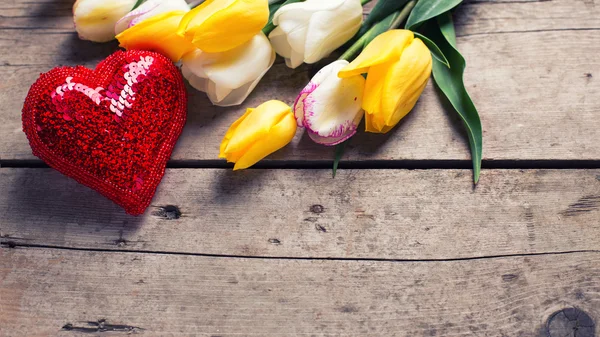 Spring tulips and shiny decorative heart — Φωτογραφία Αρχείου