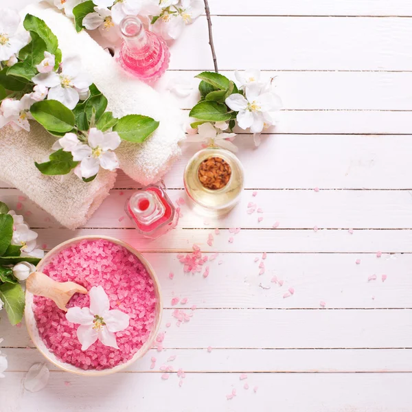Ροζ θαλασσινό αλάτι σε μπολ και λουλούδια — Φωτογραφία Αρχείου