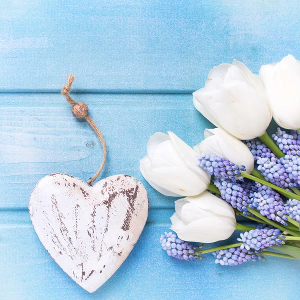 Čerstvé květiny a dekorativní srdce — Stock fotografie