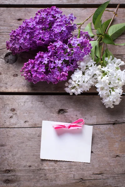 Eflatun çiçekler ve boş etiket — Stok fotoğraf