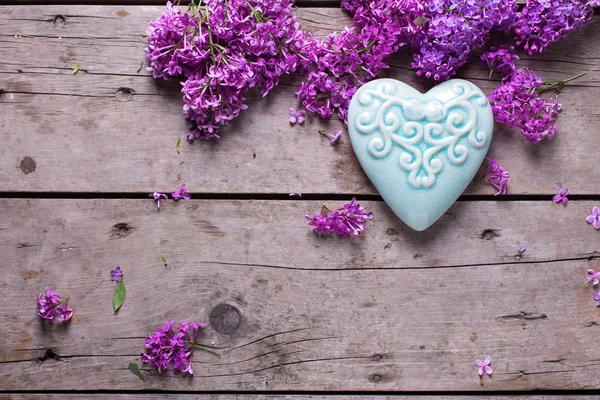 ライラック色の花と装飾的な心 — ストック写真