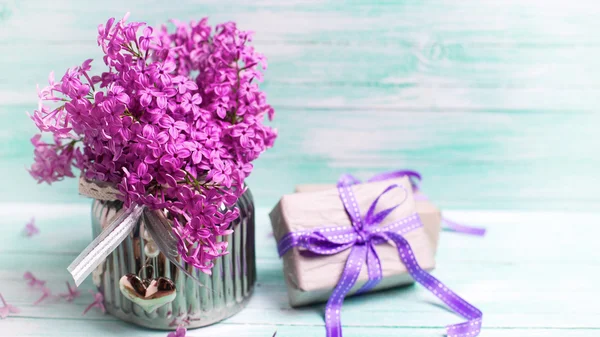 Lilac kwiaty w wazonie i pudełka — Zdjęcie stockowe