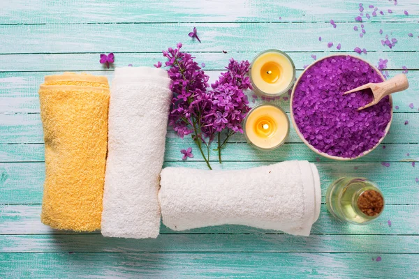 Zeezout met handdoeken en kaarsen — Stockfoto