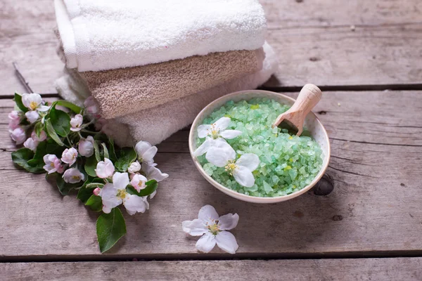 Green sea salt in bowl and towels — Stock Photo, Image