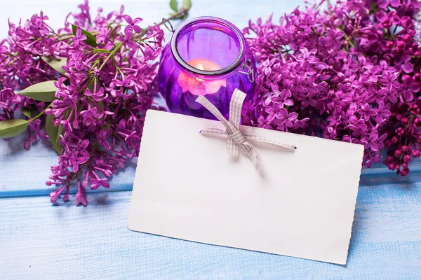 紫丁香鲜花与蜡烛和空标记 — 图库照片