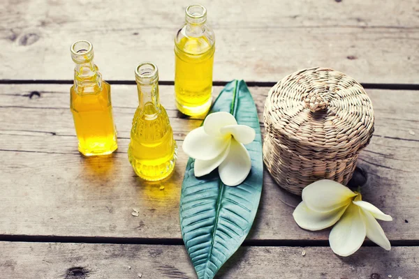 Garrafas com óleos de aroma essenciais — Fotografia de Stock