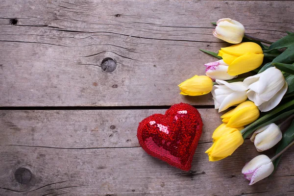 Spring tulips and shiny decorative heart — Φωτογραφία Αρχείου
