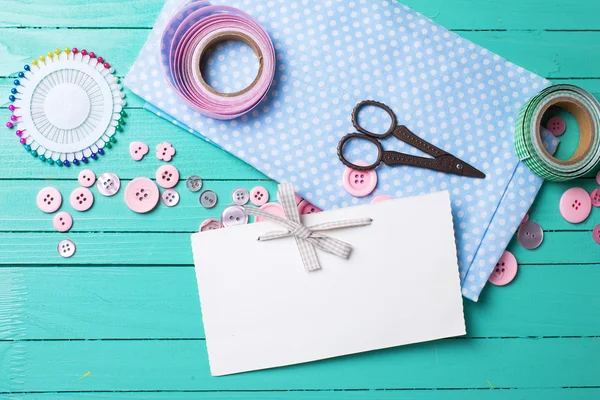 Sewing thread and empty tag — Stock Photo, Image