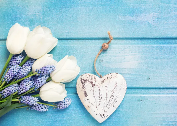 Tulipas brancas e coração decorativo — Fotografia de Stock