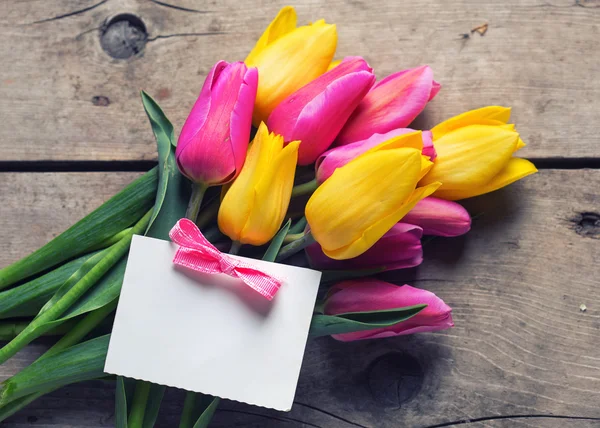 Jarní tulipány a prázdné značky — Stock fotografie