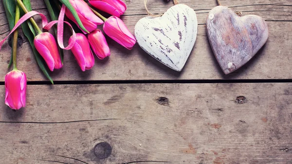 Ροζ τουλίπες και διακοσμητικές καρδιές — Φωτογραφία Αρχείου