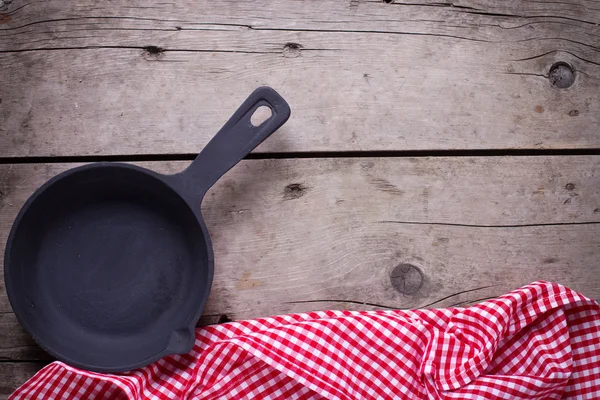 Empty frying pan on wooden background — Stock Photo, Image