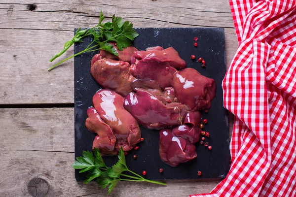 Rohe Hühnerleber auf Schiefertafel — Stockfoto