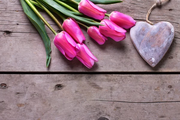 Tulipani rosa e cuore decorativo — Foto Stock