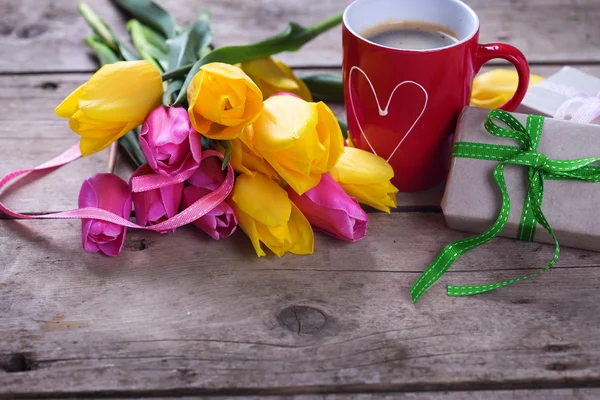 Tulipanes de primavera y taza de café —  Fotos de Stock