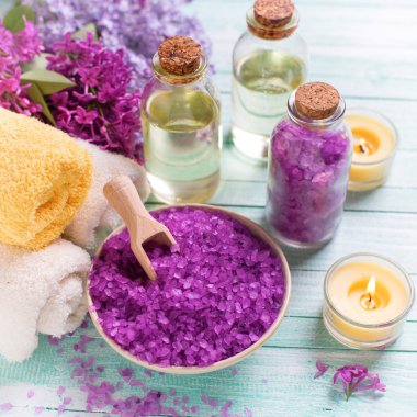 Aroma yağı ile kasede deniz tuzu