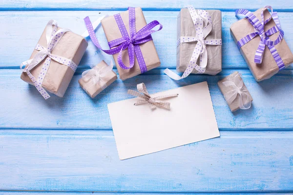 Cajas de regalo festivas con regalos — Foto de Stock