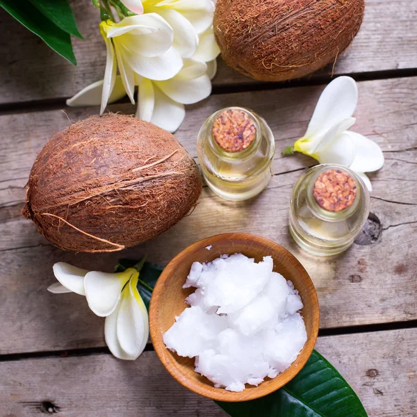 Coconuts and coconut oil — Stock Photo, Image