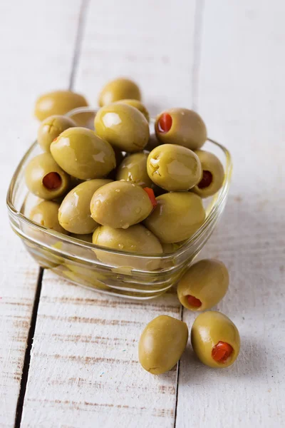 Оливки в миске — стоковое фото