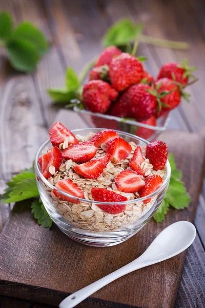 Oat flakes with strawberries — Stock Photo, Image