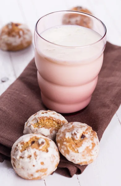 Melk en koekjes — Stockfoto