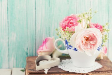 eski kitap üzerinde çiçekler