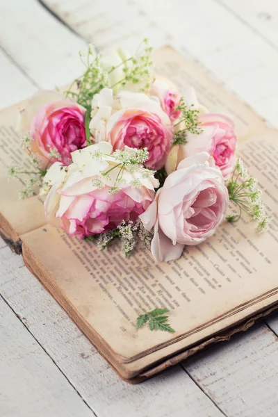 Blumen und altes Buch — Stockfoto