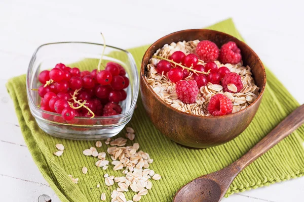 Oat flakes with berries — Stock Photo, Image