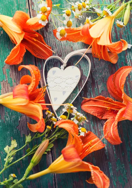 Dekorativt hjärta och färska blommor — Stockfoto