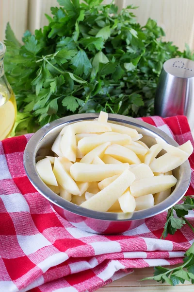 Peeled potatoes in bowl — Stock Photo, Image