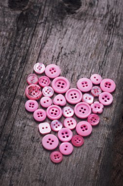 kalp ahşap arka planda