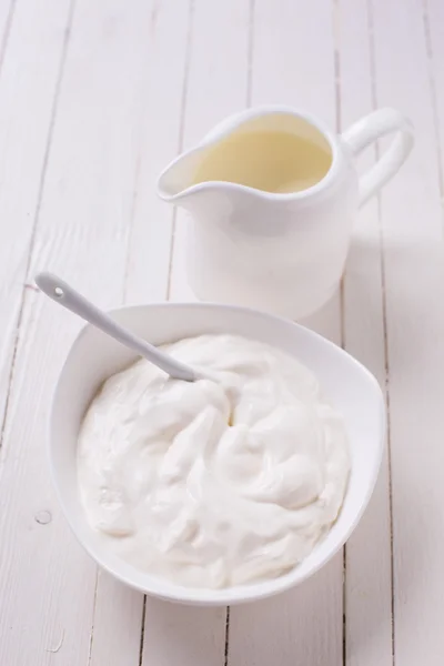 Productos lácteos: crema agria, leche . — Foto de Stock