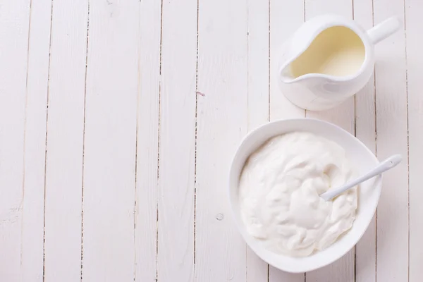 Productos lácteos: crema agria, leche . — Foto de Stock