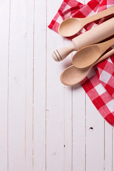 Toalla de cocina y cucharas — Foto de Stock