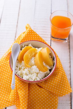 Kahvaltı için süzme peynir