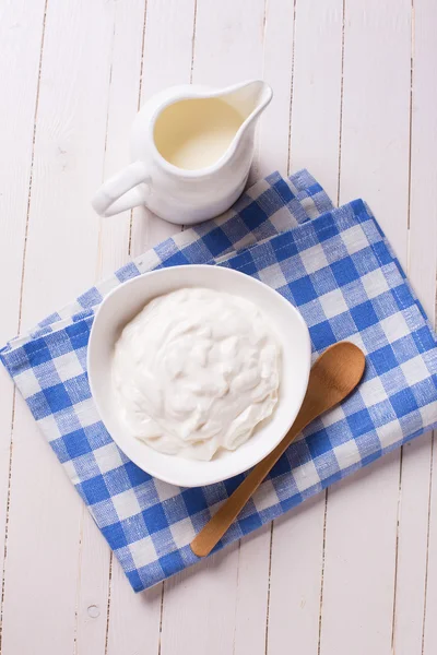 Productos lácteos: crema agria, leche . — Foto de Stock
