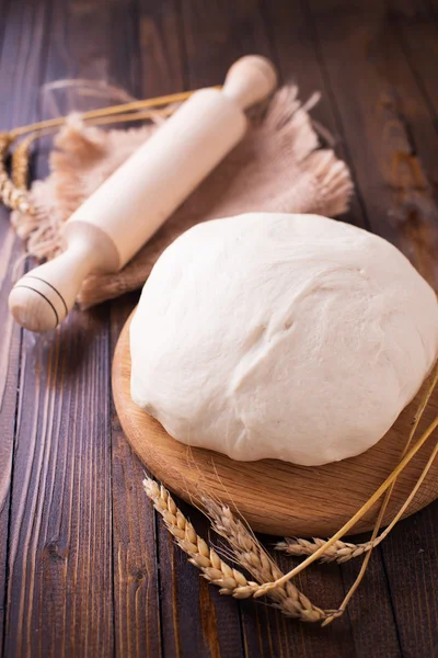 Dough pe placă de lemn — Fotografie, imagine de stoc