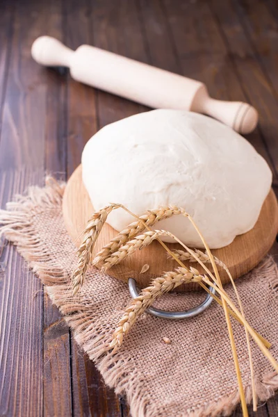 Pasta di grano su tavola di legno — Foto Stock