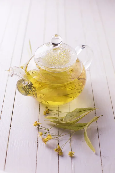 Fresh  herbal tea with linden — Stock Photo, Image