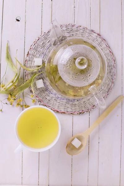 Fresh  herbal tea with linden — Stock Photo, Image