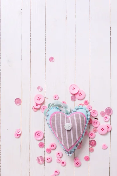 Textil hjärta och rosa knappar — Stockfoto