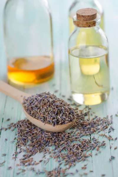 Gemme di lavanda e olio aromatico — Foto Stock