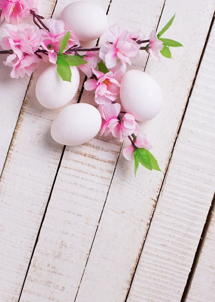 Huevos de Pascua sobre fondo de madera —  Fotos de Stock