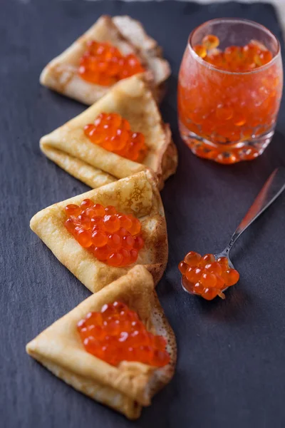 Pfannkuchen mit rotem Kaviar. — Stockfoto
