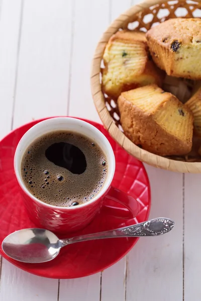 Tasse de café aromatique et gâteaux faits maison — Photo